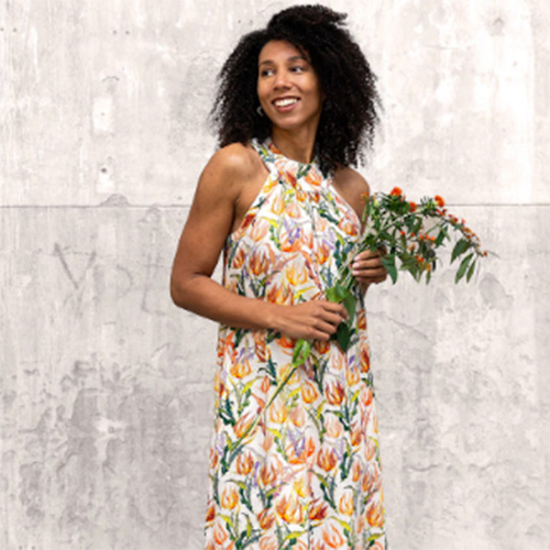 Viscose/hør med blomster, gul/orange med lys baggrund