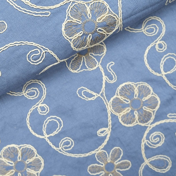 Broderet metervare med blomster