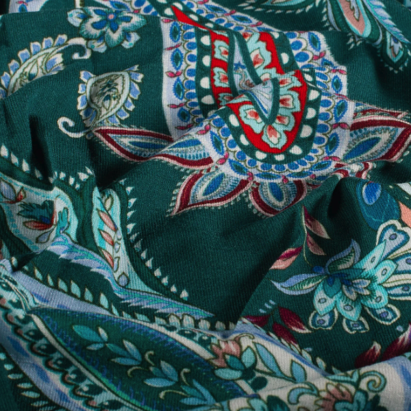 Viscose jersey med grønt paisley mønster