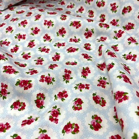 Poplin blomster, metervare 1120 mm, lyseblå